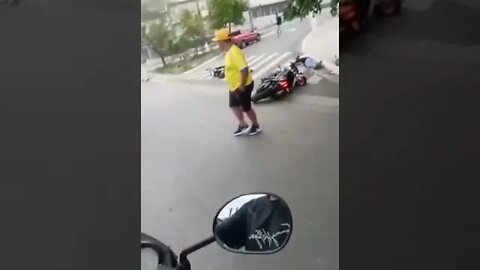 LADRÃO E MORTO TENTANDO ROUBAR MOTO DE POLÍCIA CÂMERA vídeo 2