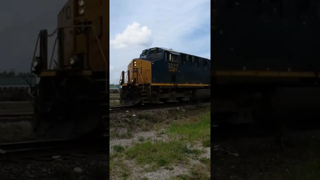 CSX Speeding By,Nice Train Horn #train #railfan #trainhorn #railway #asmr #csx