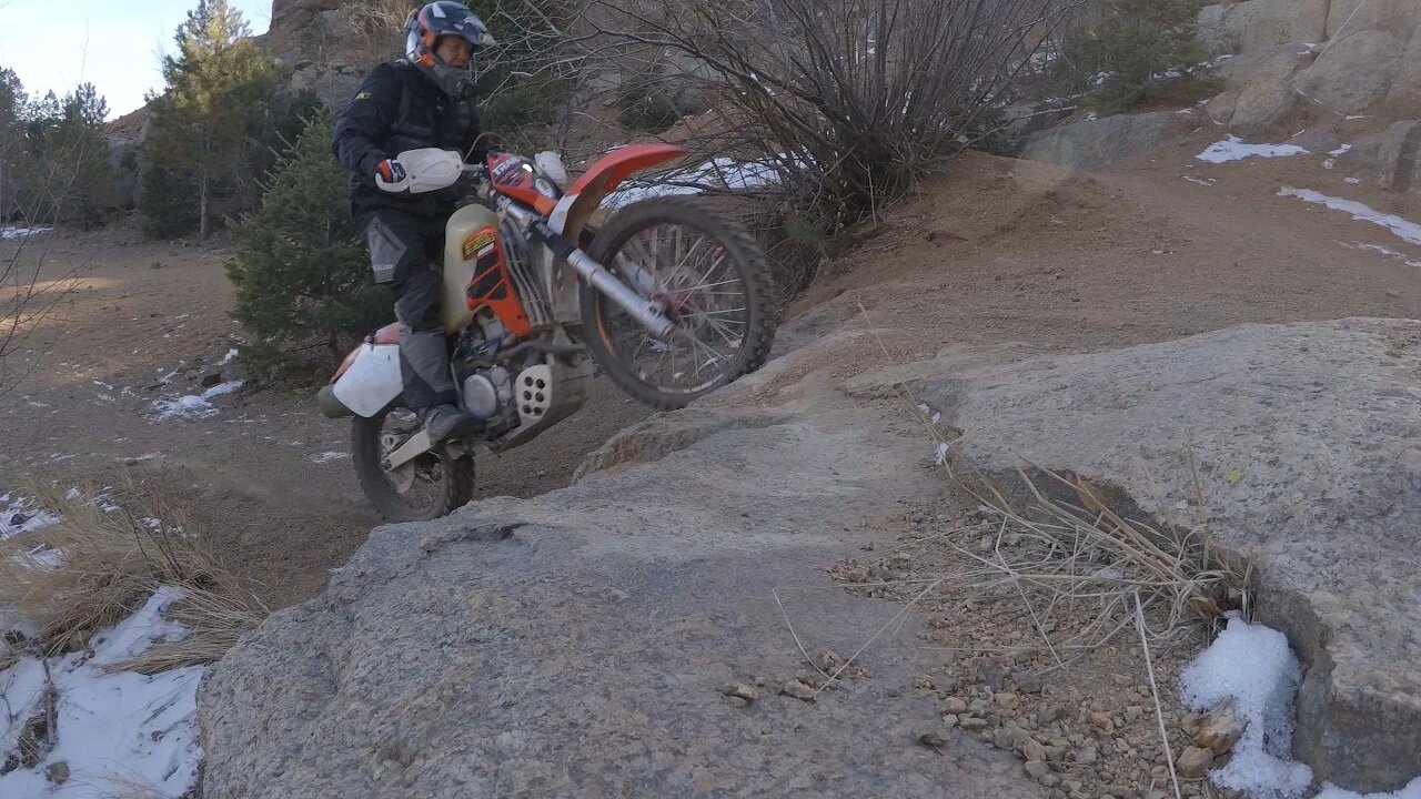 Honda XR650R - Ledge fun!