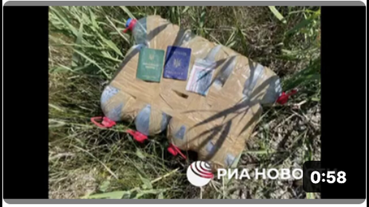 🇷🇺🇺🇦 A Ukrainian serviceman crossed the Dnieper on a raft made of empty plastic bottles