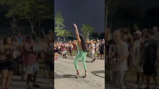 mulata com samba no pé