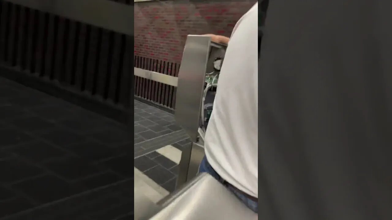 Fixing Montréal metro pass machine