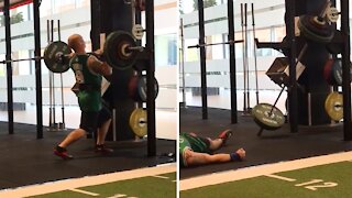 Dude straight up passes out while lifting weights