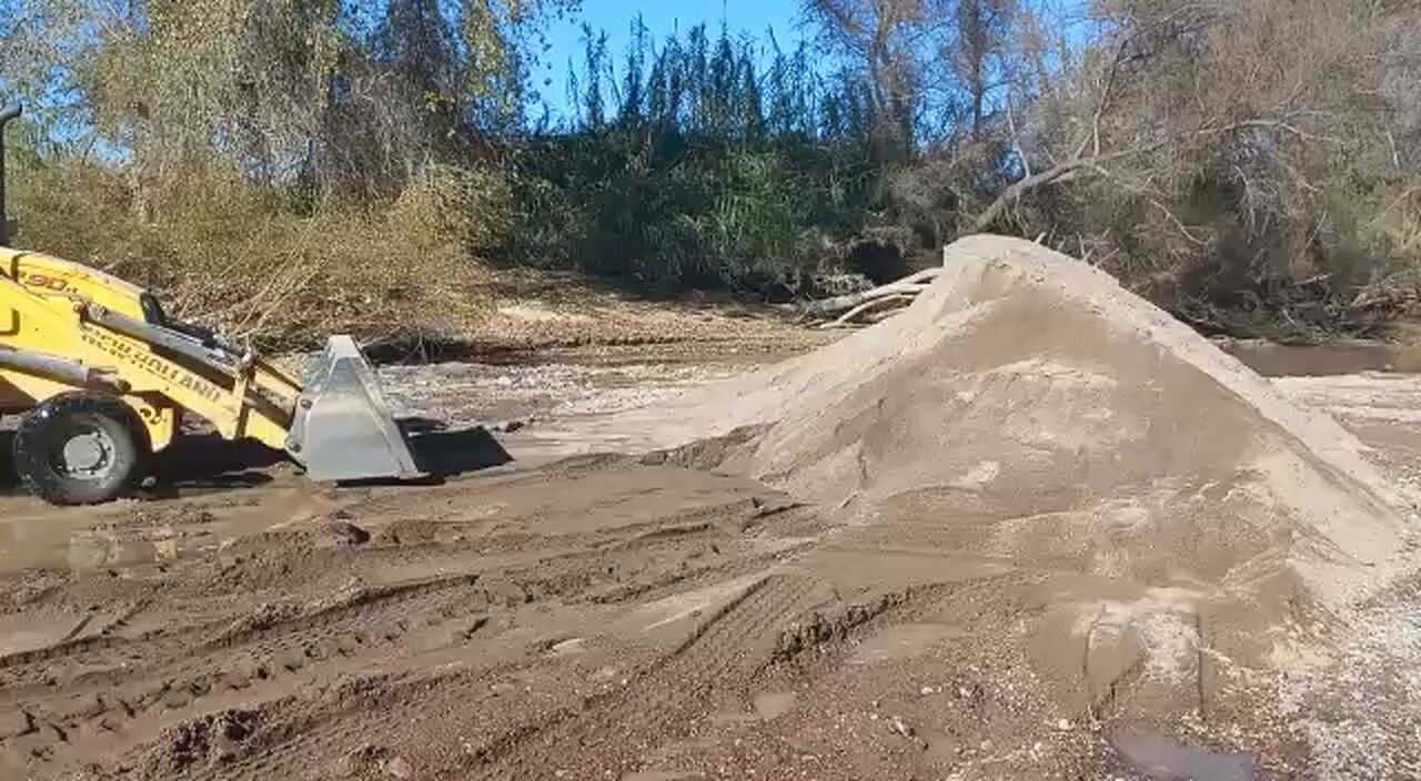 Cribando materiales en el río