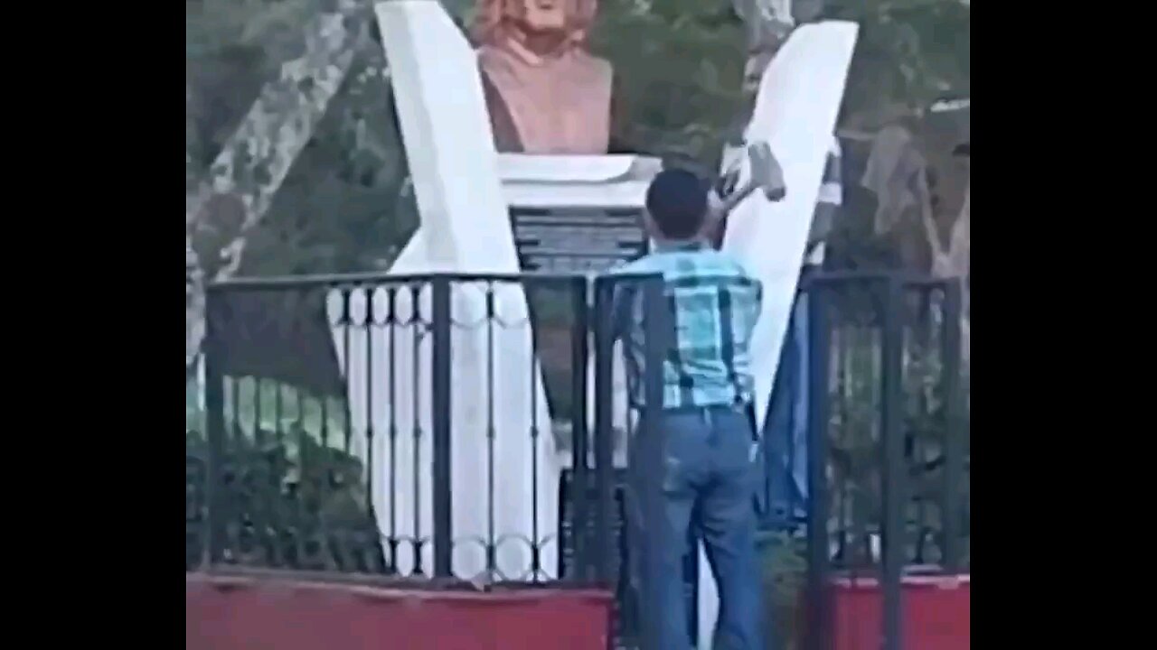 President Bukele of El Salvador is demolishing communist statutes, notably all statues of Che Guevara