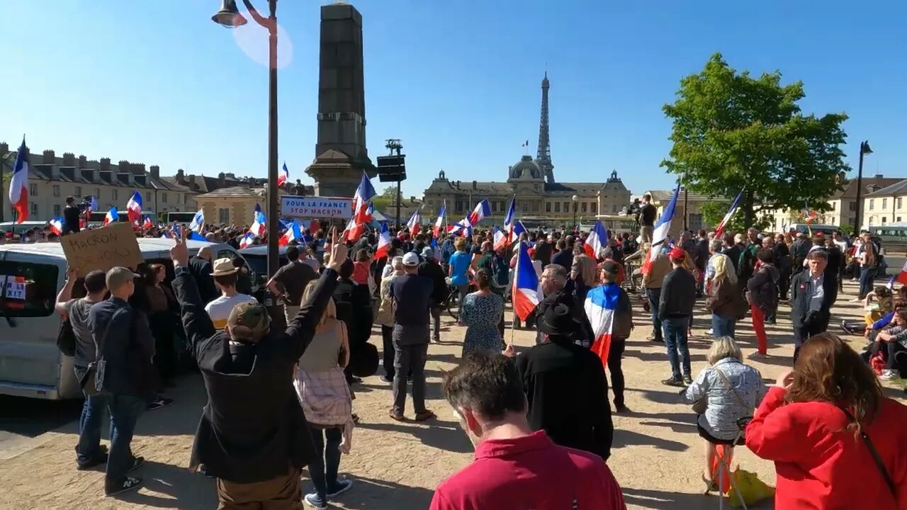 Manifestation anti Macron #MAM à la Place de Fontenoy à Paris le 16/04/2022 - Vidéo 12