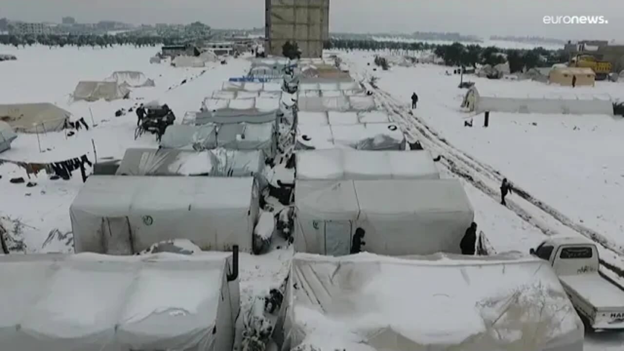 Los refugiados sirios libran su batalla bajo la nieve