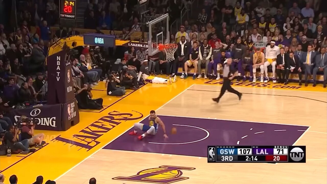 NBA Player Curry Slips And Get Embarrassed In Front Pf The Whole Stadium