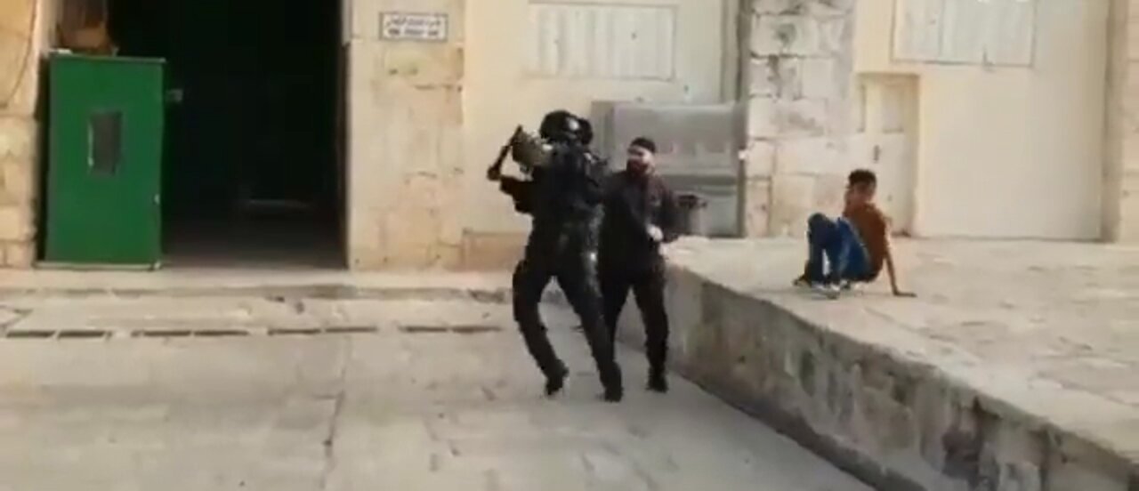 Palestinian father attacked by Israeli occupation forces as he sits with is son near Al-Aqsa mosque