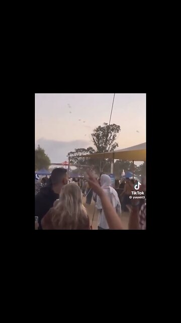 VIDEO SHOW’S HAMAS MILITANTS PARACHUTES🪂📸🪂OVER ISREALI MUSIC FESTIVAL🇮🇱🆘💫