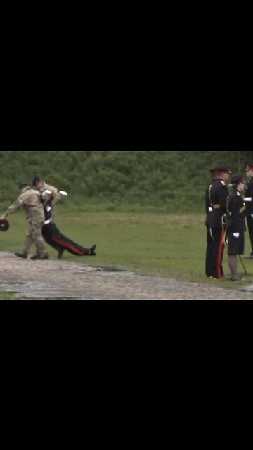 British Soldier Collapses During Coronation