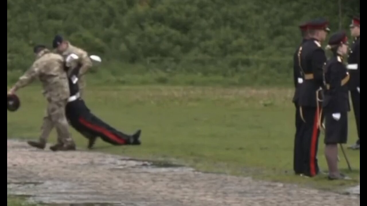 British Soldier Collapses During Coronation