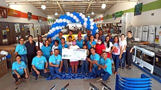 Entrega do cheque para APAE, campanha pintando o 7 Gazin e Apae