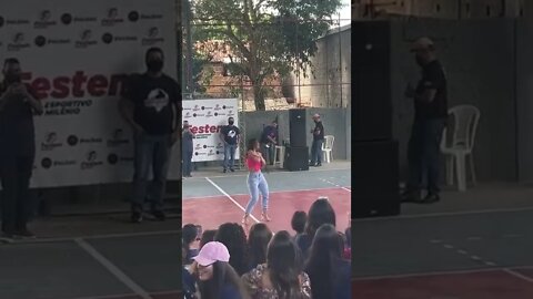 BBB 22 - A ex-bbb Larissa Tomásia dança na quadra de escola, mas agora vista por outro ângulo