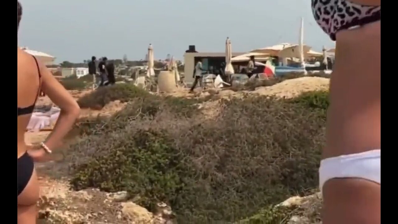 Boats full of African invaders landing on an Italian beach - HaloNews