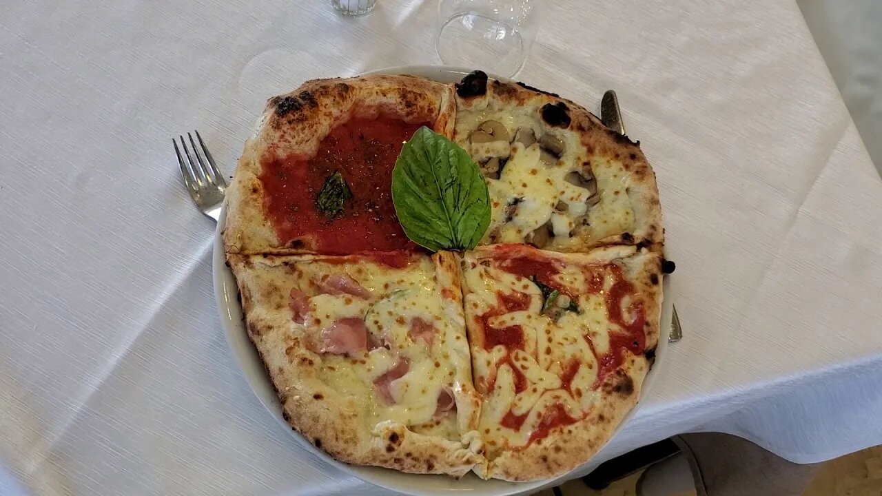 Ristorante Vesuvius pizza