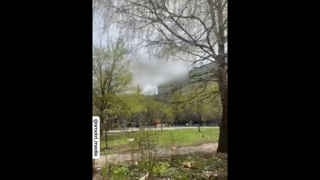 Ukrainian troops in Kharkiv sit at the entrance of a residential building and ridicule civilians