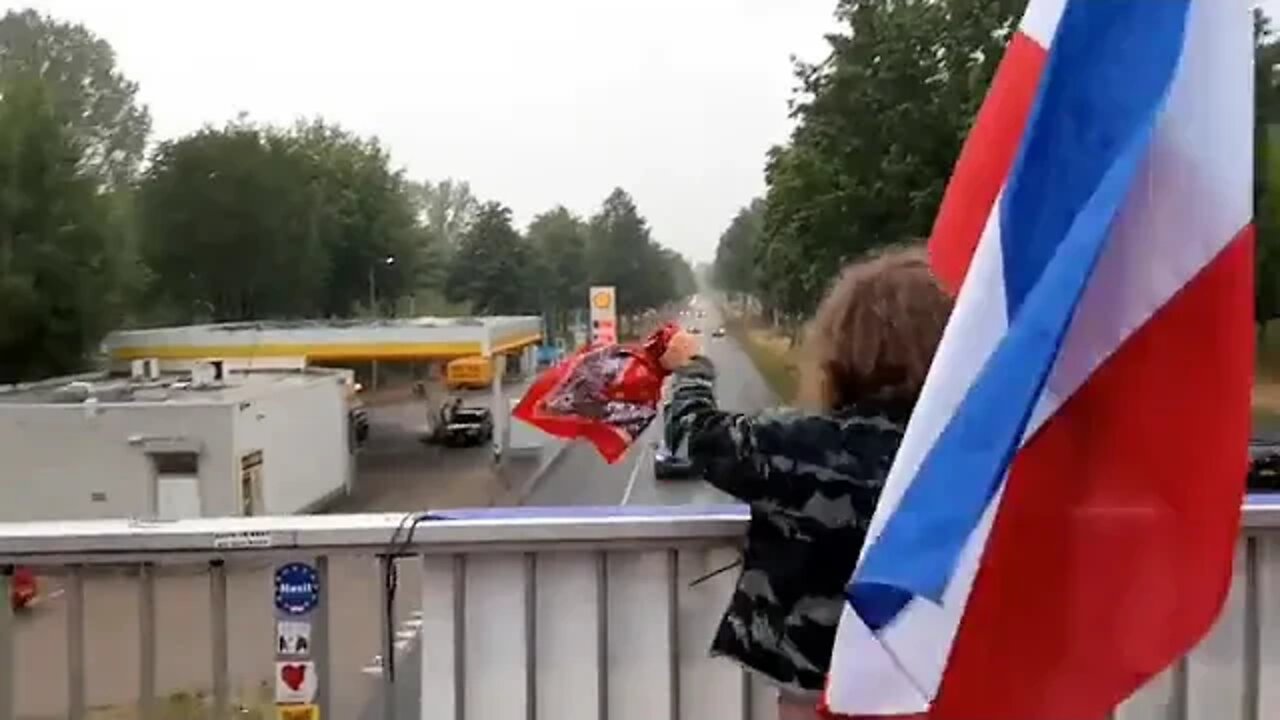 The people out on bridges over motorways across the Netherlands today in support of Dutch farmers