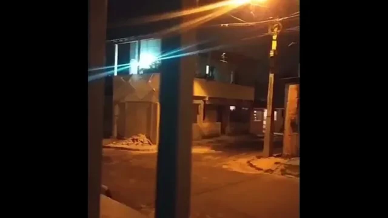 ALGUEM SABE ME EXPLICAR O QUE ACONTECE NA MINHA RUA DEPOIS DA MEIA NOITE , POR FAVOR ? [ MEME ] RIR