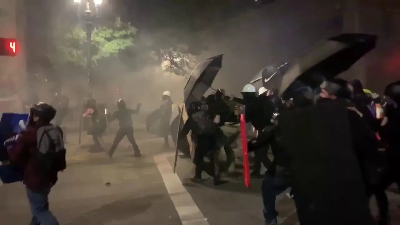 Peaceful Portland Antifa/BLM/Protesters Attacking Federal Court House