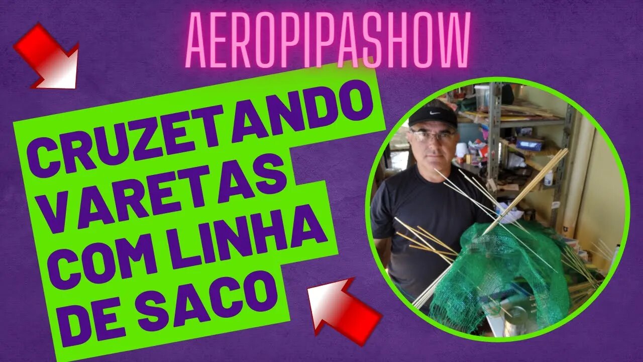 Cruzetando armação de pipa com linha de saco que é feito com fio de RÁFIA.