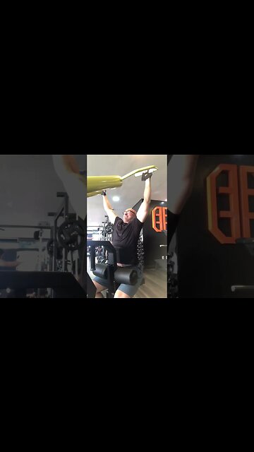 Vantagens de fazer a puxada alta na máquina articulada￼ #shorts