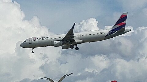 Airbus A321 PT-XPF chega à Manaus vindo de Guarulhos/Airbus A321 coming from Guarulhos to Fortaleza