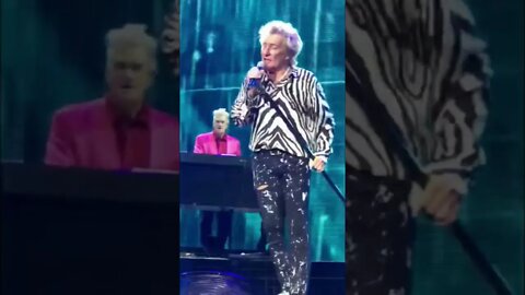 ROD STEWART throws his hat to lucky fan Atlanta 8-30-22 during Have you ever seen the rain CCR cover