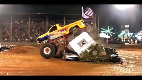 MONSTER JAM = SEE WHAT HAPPENS DURING THE VIDEO = Léo Sócrates