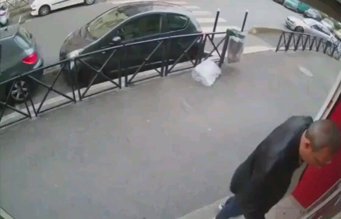 3 Men tries to rob an Innocent man & he fights back. Cowards then flee in France
