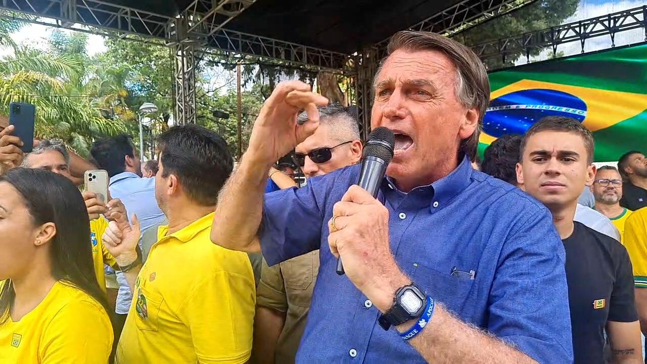 URGENTE: Bolsonaro sobe o tom e cobra o TSE sobre a 'máfia das rádios