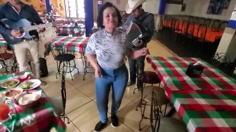 SILVIA VAILES EN EL TULE RESTAURANTE