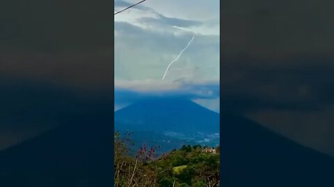 Extraño rayo parece provenir del volcán de Agua, Santa María de Jesús. Guatemala
