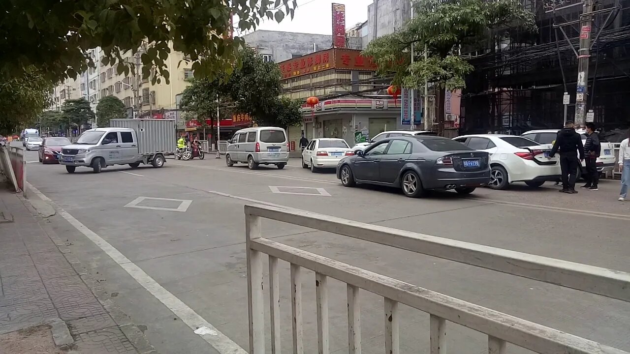 今天去买车票结果售票点没有开门,最后我在街上吃了一份7快钱的炒米粉