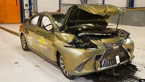 2019 Lexus ES - CRASH TEST (Very Safe Luxury Sedan)