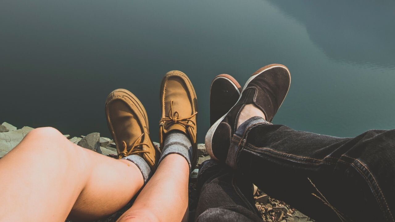 If you clap when planes land, your partner might break up with you: study