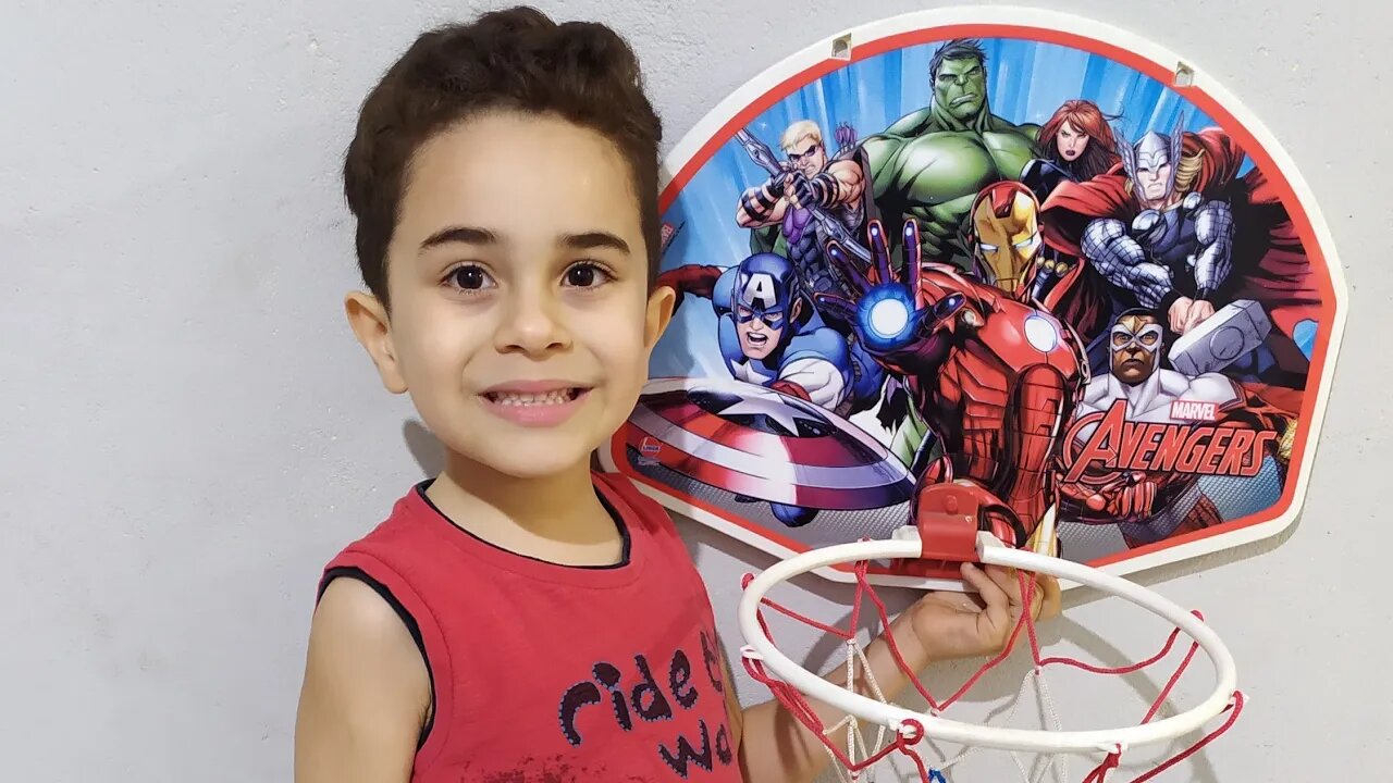 NICK JOGANDO BASQUETE, ACERTOU 2 CESTAS.
