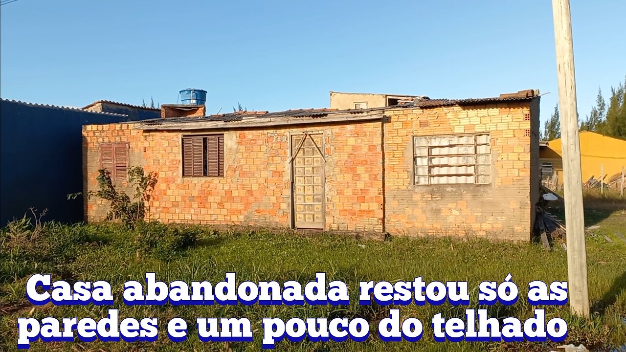 casa abandonada restou só as paredes e o telhado desabando