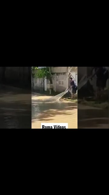 HOMEM PESCANDO PEIXE ENORME NO MEIO DA RUA... #shorts