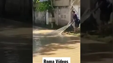 HOMEM PESCANDO PEIXE ENORME NO MEIO DA RUA... #shorts