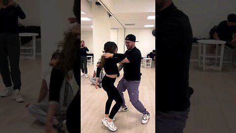 Demo de nuestra clase regular en @idance.se 💜🕺🏻 @emigencenaj & @emanuela.omeri 💃🏻 #bachatasensual