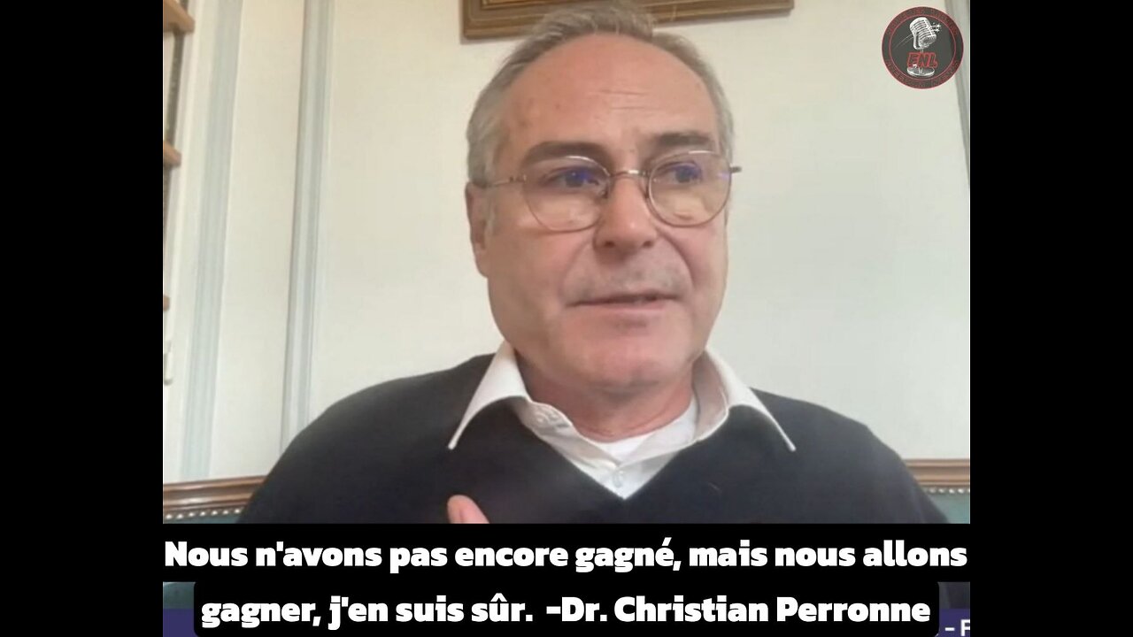 Christian Perronne prend la parole devant Ron Johnson dans la salle JFK