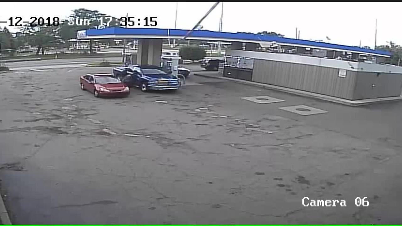 Man wanted for stealing 60-year-old woman's purse from Detroit gas station