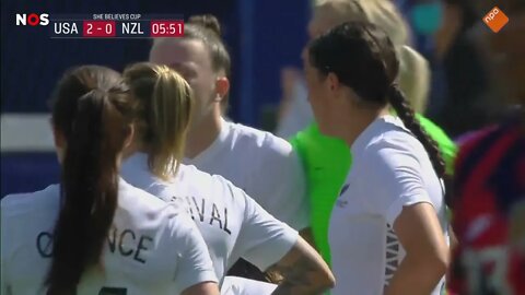 Nieuw-Zeelandse Moore maakt hattrick aan eigen doelpunten😲