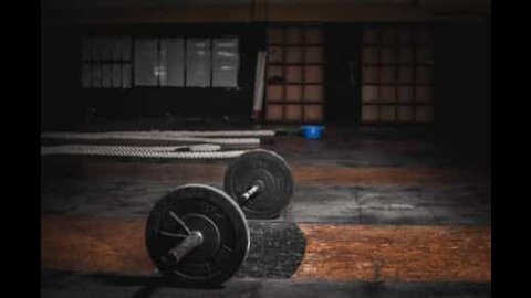 Weightlifting session almost ends in asphyxiation