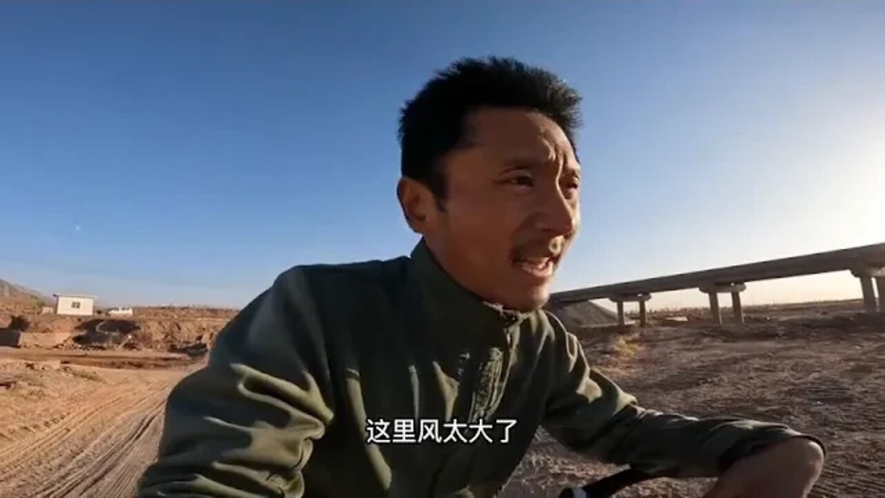 Ride ! the ! Gansu Grand Canyon, put up tents in abandoned houses beside the road for the night, and