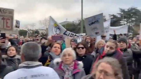 Pfizer building gets surrounded in Paris