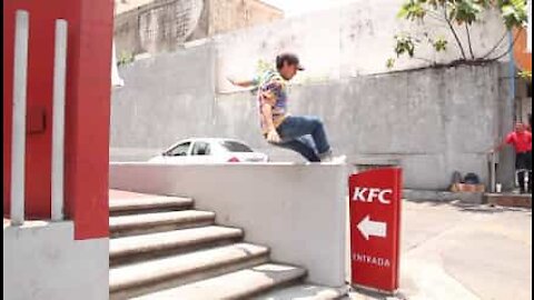 Ce skateur essuie une douloureuse chute