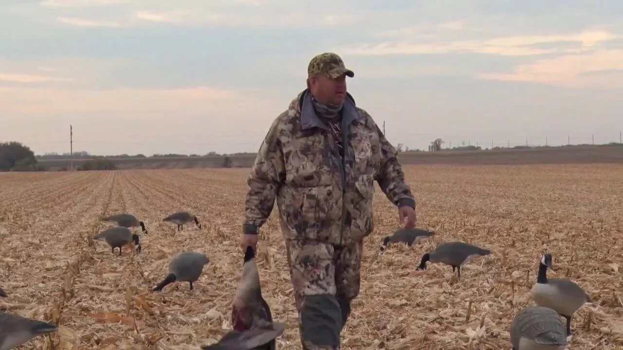 MidWest Outdoors TV Show # 1592 - Goose Hunting in Watson, Minnesota with the Beavertail Pros