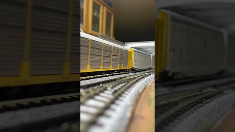 N Scale dash 9s with awesome sound